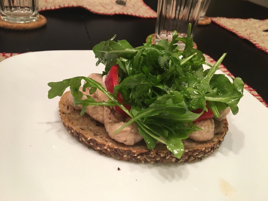 letifvp's tweet photo. Open face sandwich. Tuna salad, pickle eggs, roasted red pepper, arugula! #chefhome https://t.co/kllsUtgnAO