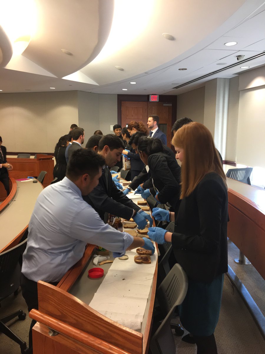 MSBGU_MBACareer's tweet photo. Deloitte’s case workshop for the @MSB_MBA students included a pause to do a volunteer activity of preparing food for the needy.@DeloitteUS https://t.co/Lhun5JkZpa
