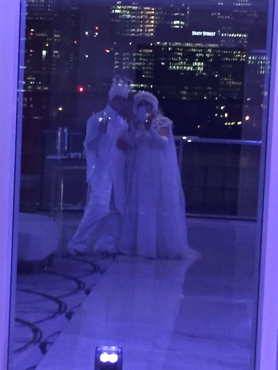 SorchaRa's tweet photo. Enchanting winter wonderland at #InterContinental O2 #eventsprofs #corporateEntertainment #IceCharacters https://t.co/qqFLpRVwAP