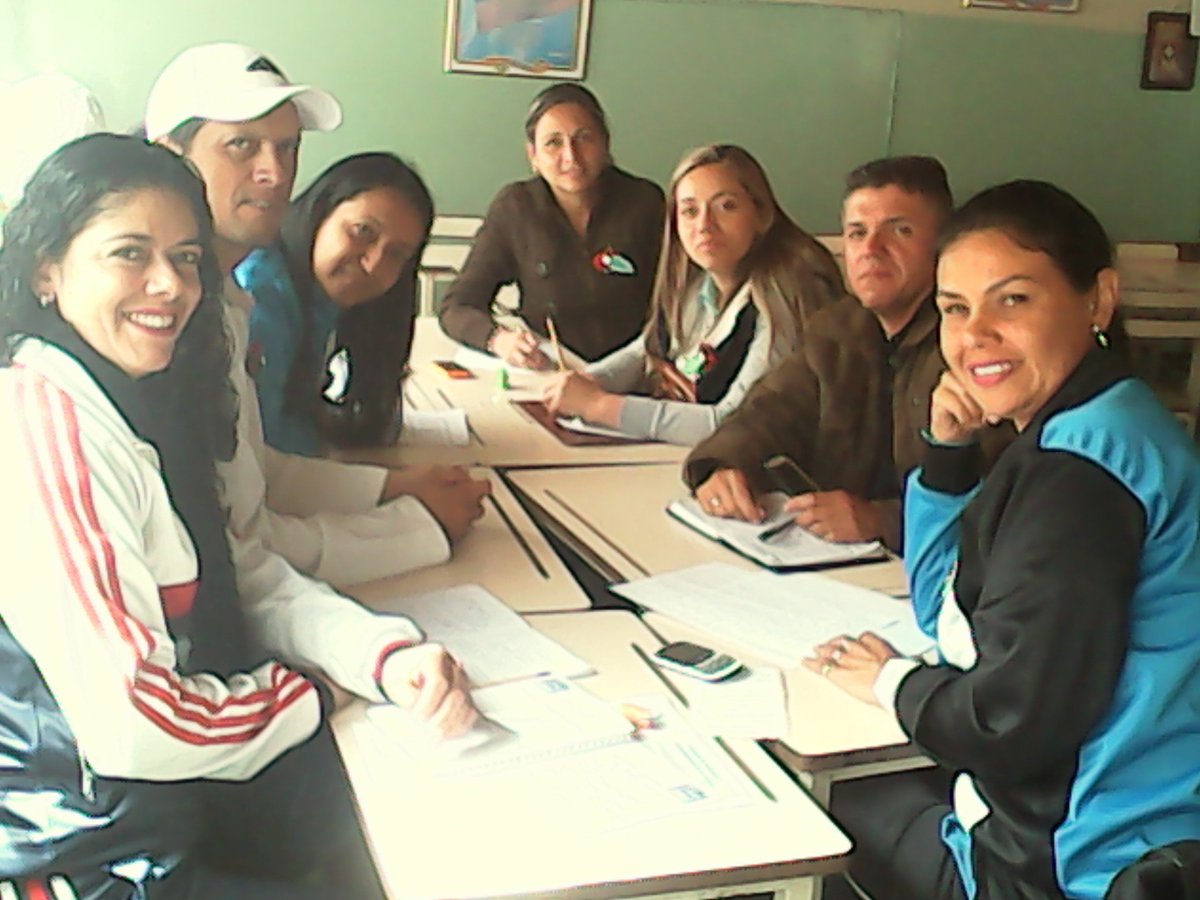 EBNSANTANADELV's tweet photo. @MPPEDUCACION @supervisionZET1 @SilvaEleazarL @carloschaconlg  Circuito 4, Municipio Jáuregui en el Congreso Circuital de la Patria. Exitos https://t.co/lYoH8k13m3