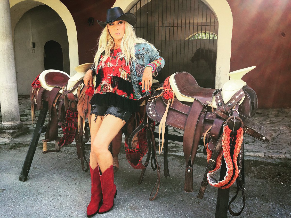 OficialYuri's tweet photo. "... Muchas veces es mejor olvidar lo que uno siente, y recordar lo que uno vale..." https://t.co/iDs7bjVGQ8