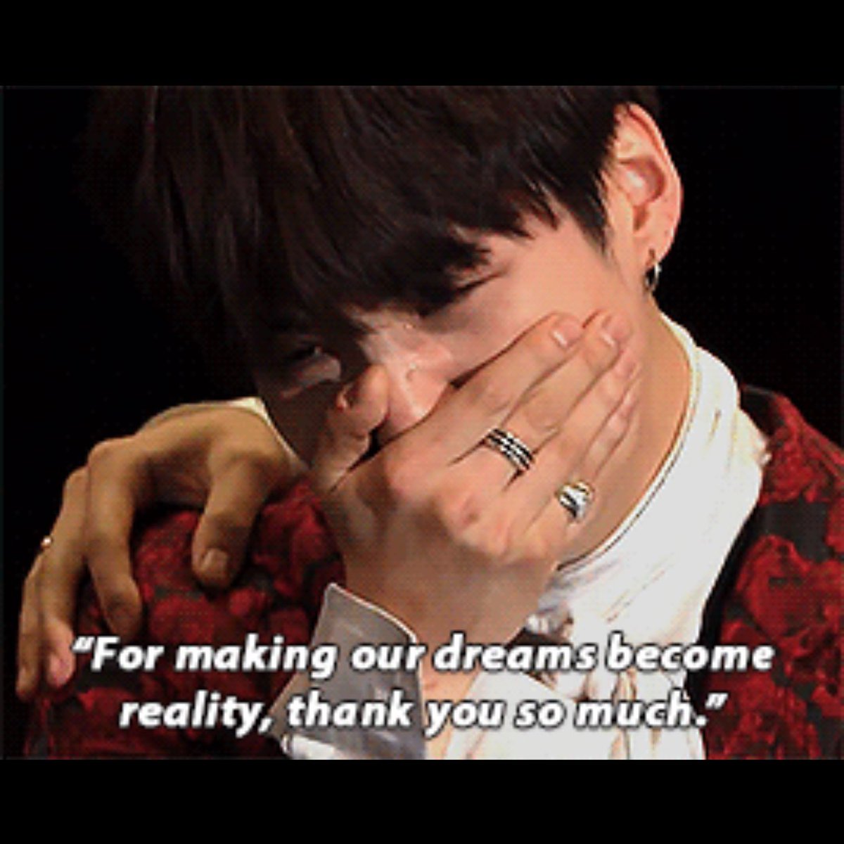 jessiborrello's tweet photo. La presentación de BTS en los MAMA y su reacción al recibir el premio me hizo quererlos aún más en mi país ;) <3 #BTSArgentinaIsWaiting4U https://t.co/ifw8k6kZ8b