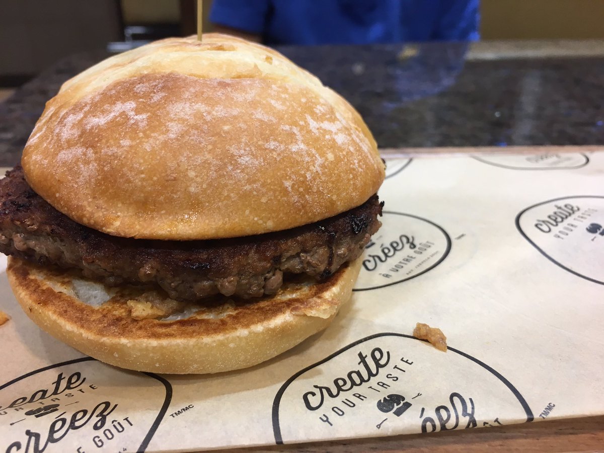 JaimeDamak's tweet photo. J'ai créé mon propre burger. Mmmmmm. Délicieux. #teamMcDs #jsum #tgif https://t.co/UQa84f0nkp