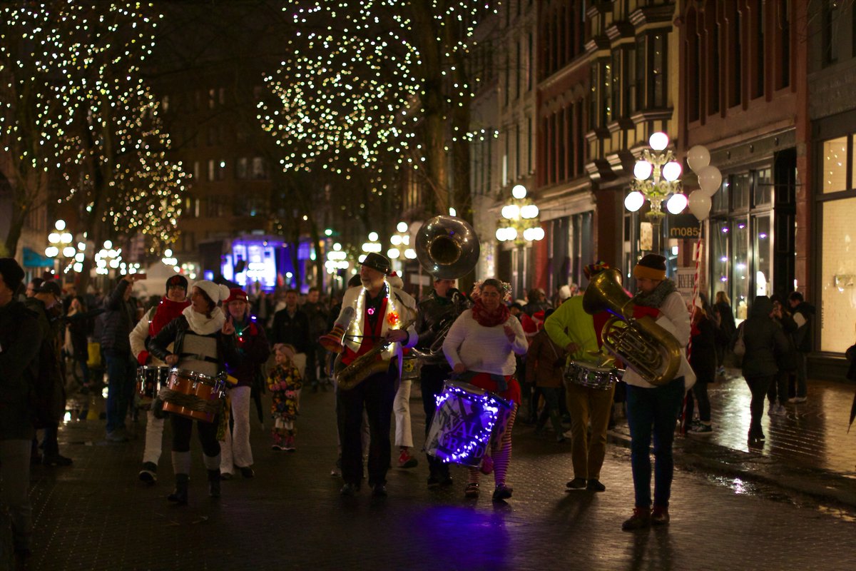 Zing! fills the air with Christmas music and big smiles at #YuleDuel Thanks to <a href="/YuleDuel/">Yule Duel</a> for an amazing night!