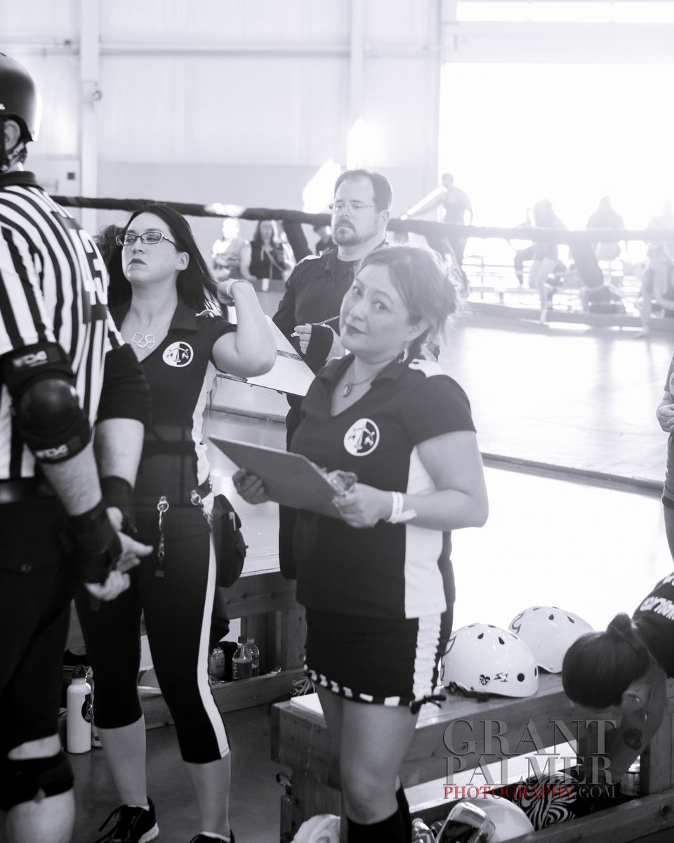 LADDEnforcers's tweet photo. .@LADerbyDolls #RollerDerby #Referee #PhotoOfTheDay - https://t.co/srdfG61q6v - PC: @grantpalmer https://t.co/649ZSE1b0b