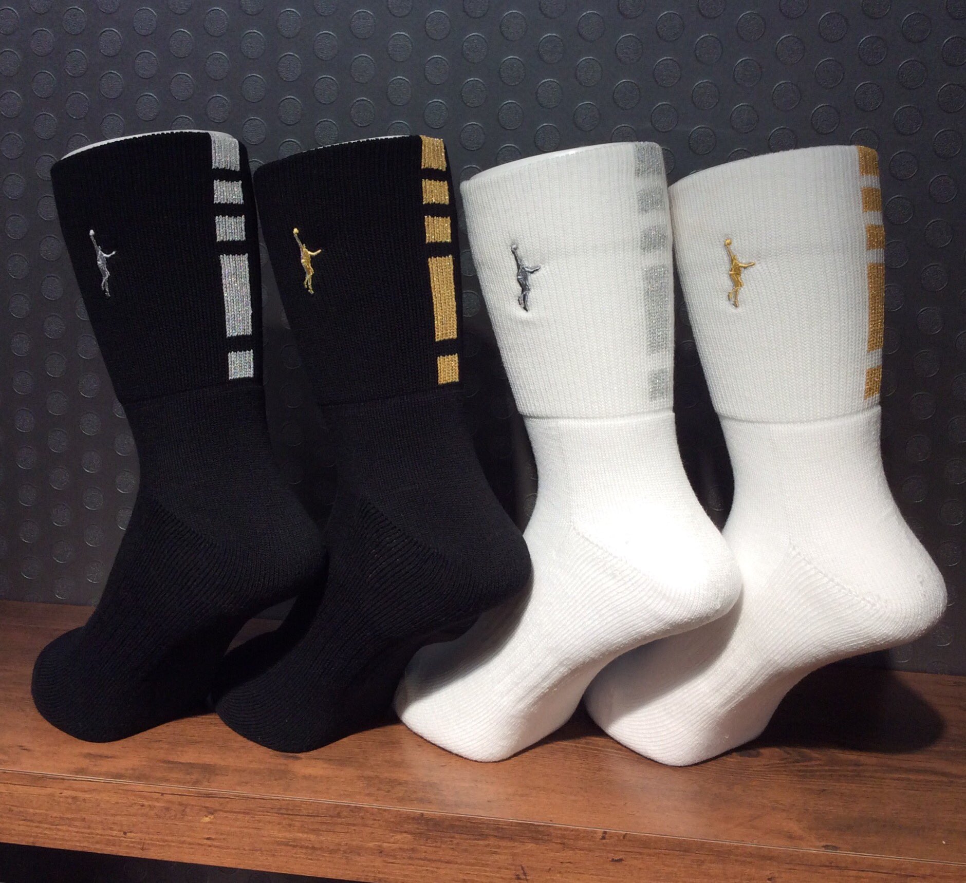 Hoophouse コイケスポーツバスケット Twitterren New インザペイントソックス 定番ソックスの限定カラーが登場しました 金と銀の刺繍がカッコイイ これはゲットしなくちゃね インザペイント ソックス バッソク バスケ カッコイイ コイケスポーツ
