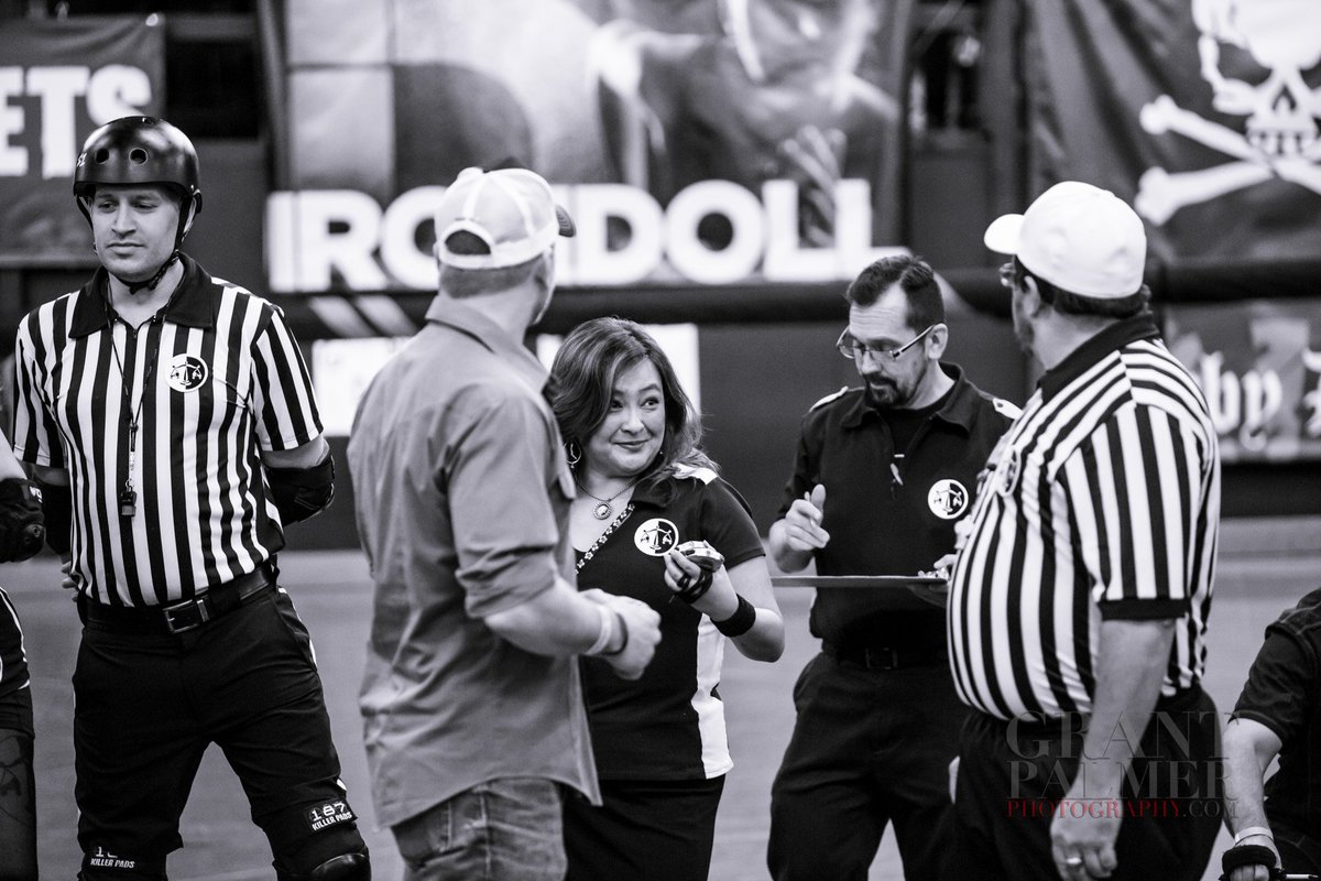 LADDEnforcers's tweet photo. .@LADerbyDolls #RollerDerby #Referee #PhotoOfTheDay - https://t.co/srdfG6j0Y3 - PC: @grantpalmer https://t.co/dJt6qtJCVY