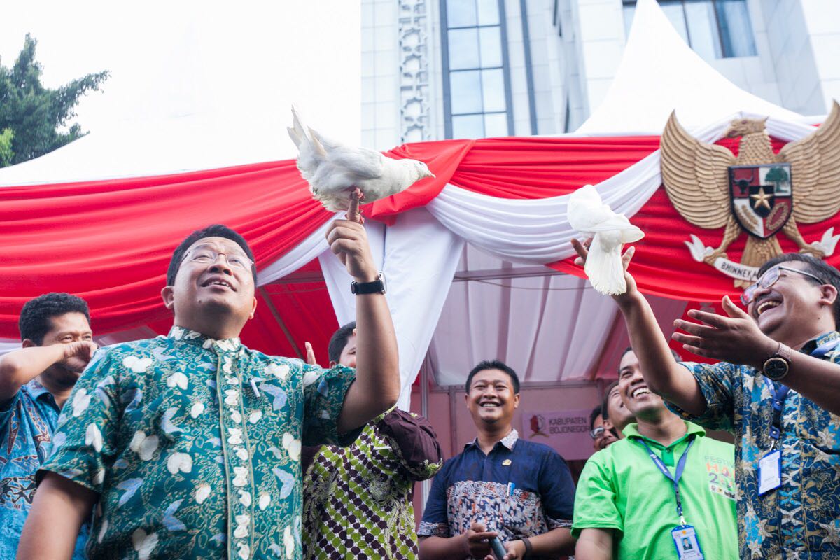 infid_ID's tweet photo. Acara #FestHAM2016 resmi ditutup dengan pelepasan burung merpati oleh @KangYotoBjn ,Sugeng Bahagijo, dan Imdadun Rahmat. https://t.co/x1HKmrHj5L