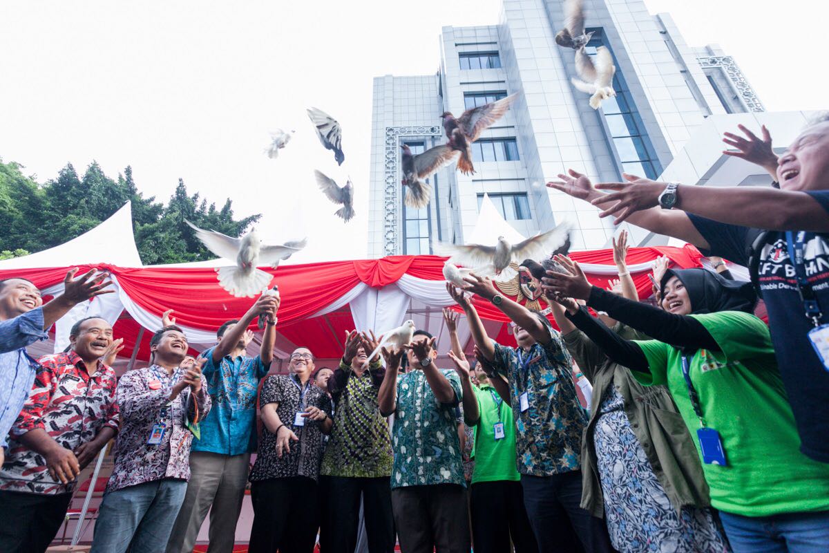 infid_ID's tweet photo. Acara #FestHAM2016 resmi ditutup dengan pelepasan burung merpati oleh @KangYotoBjn ,Sugeng Bahagijo, dan Imdadun Rahmat. https://t.co/x1HKmrHj5L