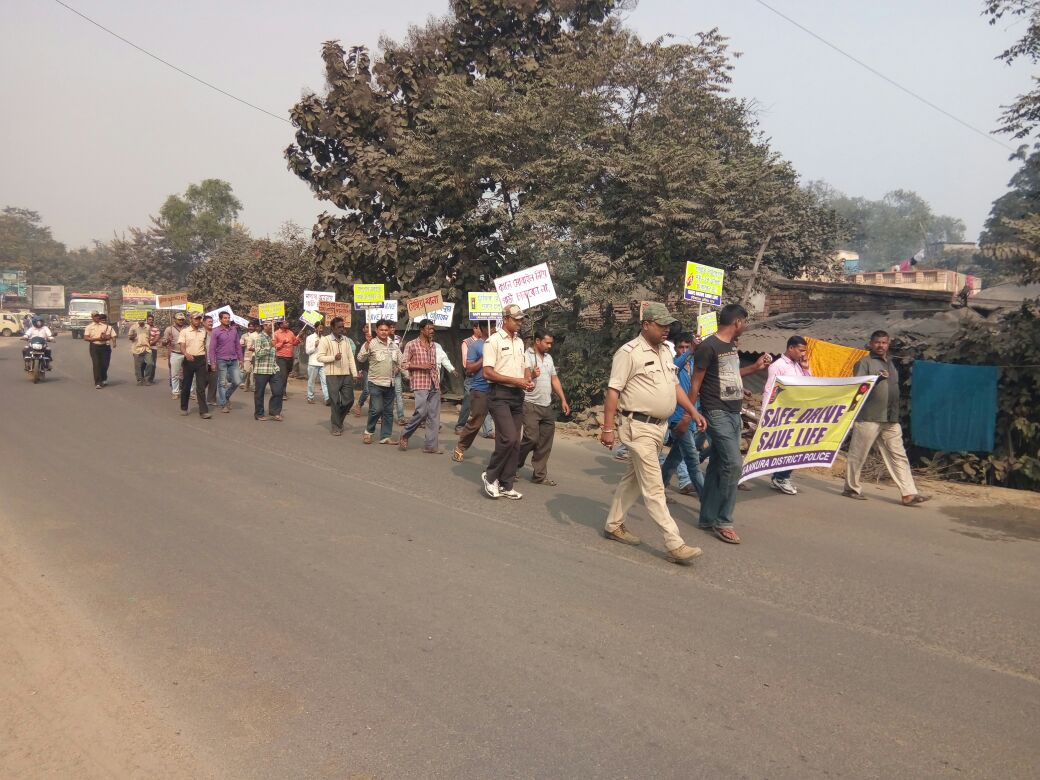 spbankura's tweet photo. #SafeDriveSaveLife awareness rally for driver and owner of commercial vehicles to educate reg road safety & MV Act #MejiaPS #ProjectJagaran. https://t.co/VmTYl8XmZ1