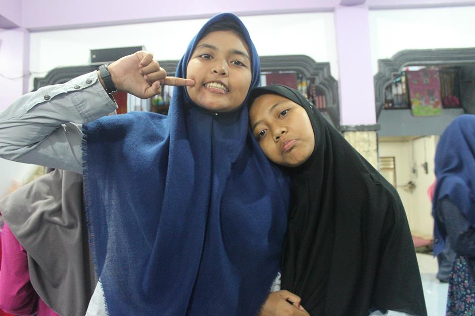 AlWazzih's tweet photo. terus koyok ngunu :) 
wes gk isok bertiga mane @hanahambali03 @qurritauyun00 https://t.co/e8EB9Y28ir