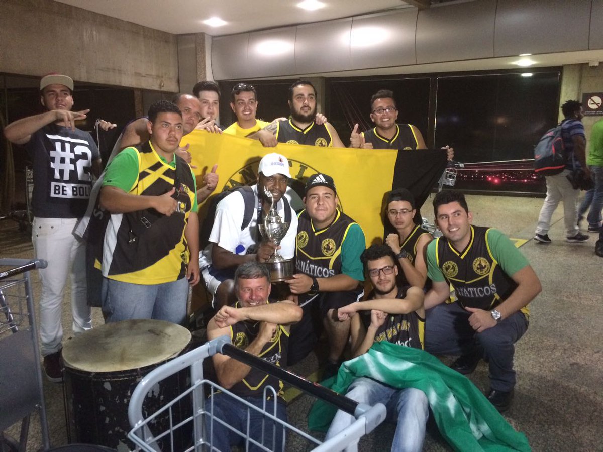 FabioLampolia's tweet photo. Recepção aos Campeão da Liga Sul-Americana 2016. #VaiMogi ✈ #MogiBasquete 🏀 #TOF 💀#LSB2016 🏆 https://t.co/5oQCJQqIfm