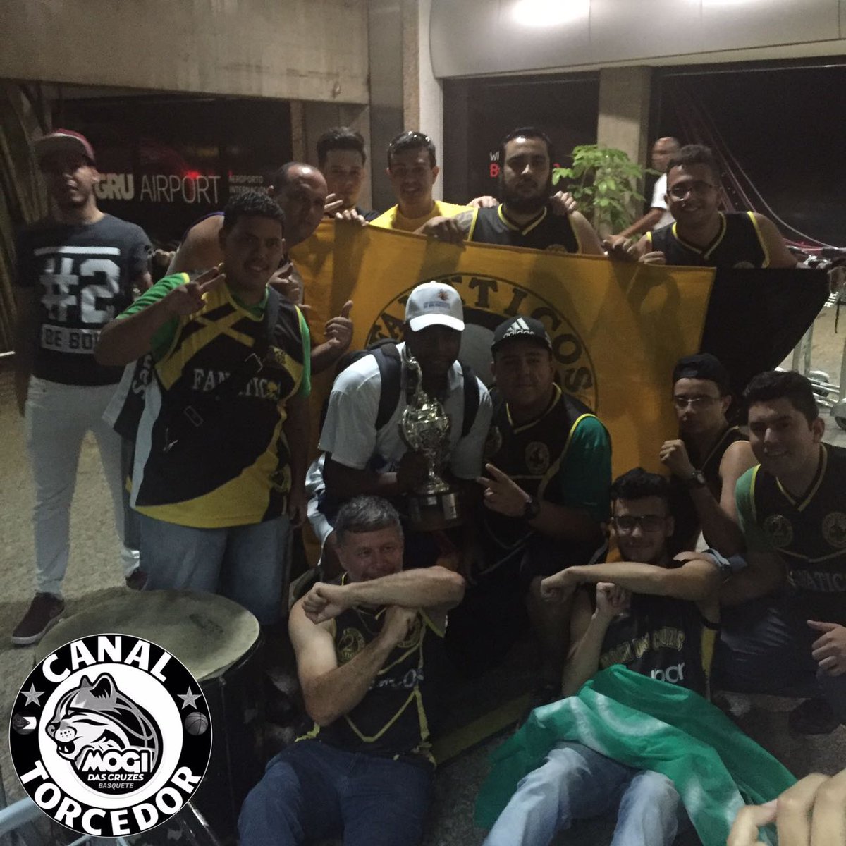 FabioLampolia's tweet photo. Recepção aos Campeão da Liga Sul-Americana 2016. #VaiMogi ✈ #MogiBasquete 🏀 #TOF 💀#LSB2016 🏆 https://t.co/5oQCJQqIfm