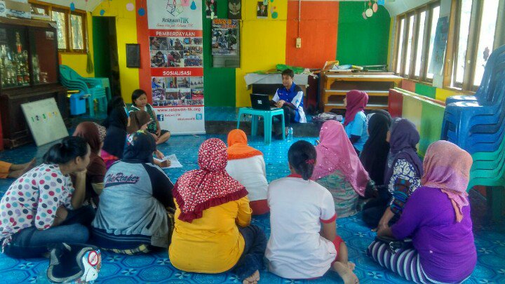 RTIK_SUMBAR's tweet photo. .@RelawanTIK Payakumbuh sosialisasi dg ibu2 penerima Program Keluarga Harapan (PKH) di kel. Napar, Payakumbuh, Sumbar cc: @fajareridianto https://t.co/s2RWiTYqdC