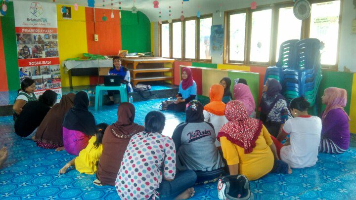 RTIK_SUMBAR's tweet photo. .@RelawanTIK Payakumbuh sosialisasi dg ibu2 penerima Program Keluarga Harapan (PKH) di kel. Napar, Payakumbuh, Sumbar cc: @fajareridianto https://t.co/s2RWiTYqdC