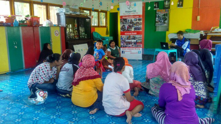 .<a href="/RelawanTIK/">Relawan TIK Indonesia (RTIK)</a> Payakumbuh sosialisasi dg ibu2 penerima Program Keluarga Harapan (PKH) di kel. Napar, Payakumbuh, Sumbar cc: <a href="/fajareridianto/">fajar eri dianto</a>