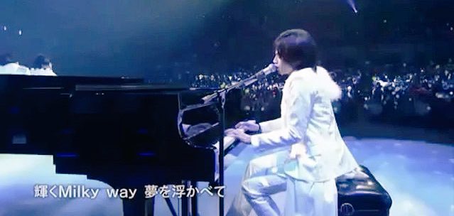 yanocmp's tweet photo. 音楽家リストは天才的なピアニストであった。世界で初めてリサイタルを行い、ピアノを弾く彼の汗を、香水瓶に入れたいと押し寄せる熱狂的な女性ファンで会場は埋め尽くされていた。
多分ケンティはリストの生まれ変わり。 https://t.co/whKPvfmkic