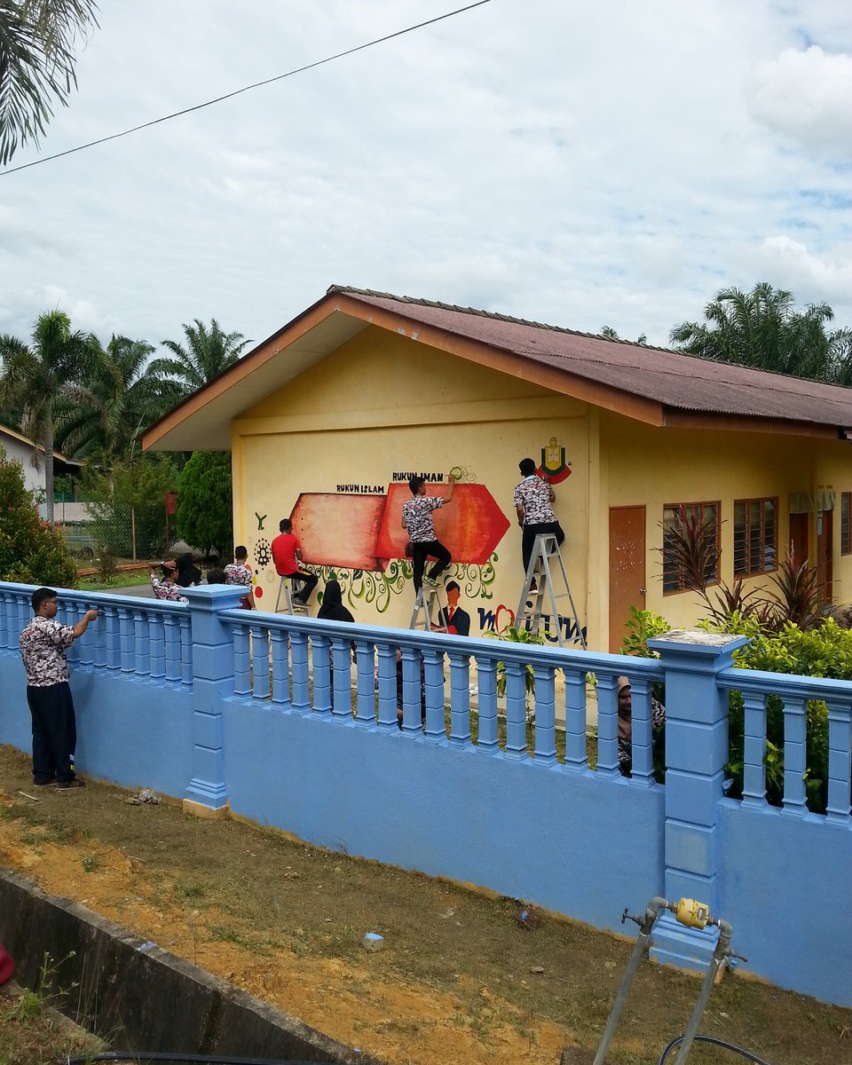 Maskum_official's tweet photo. Live update
Proses melukis mural dan penyaduran pagar dgn cat masih giat dilakukan di sekolah rendah agama felda air kangkong..kipidap guyss https://t.co/7Rd9j5JUuE