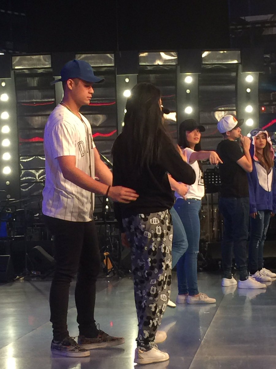 ShyShowtime's tweet image. Napaka Gentleman ni @Hashtag_DonJon kay @devonseron17  abangan sila mamaya #DevJon #ShowtimeDecemberTreats