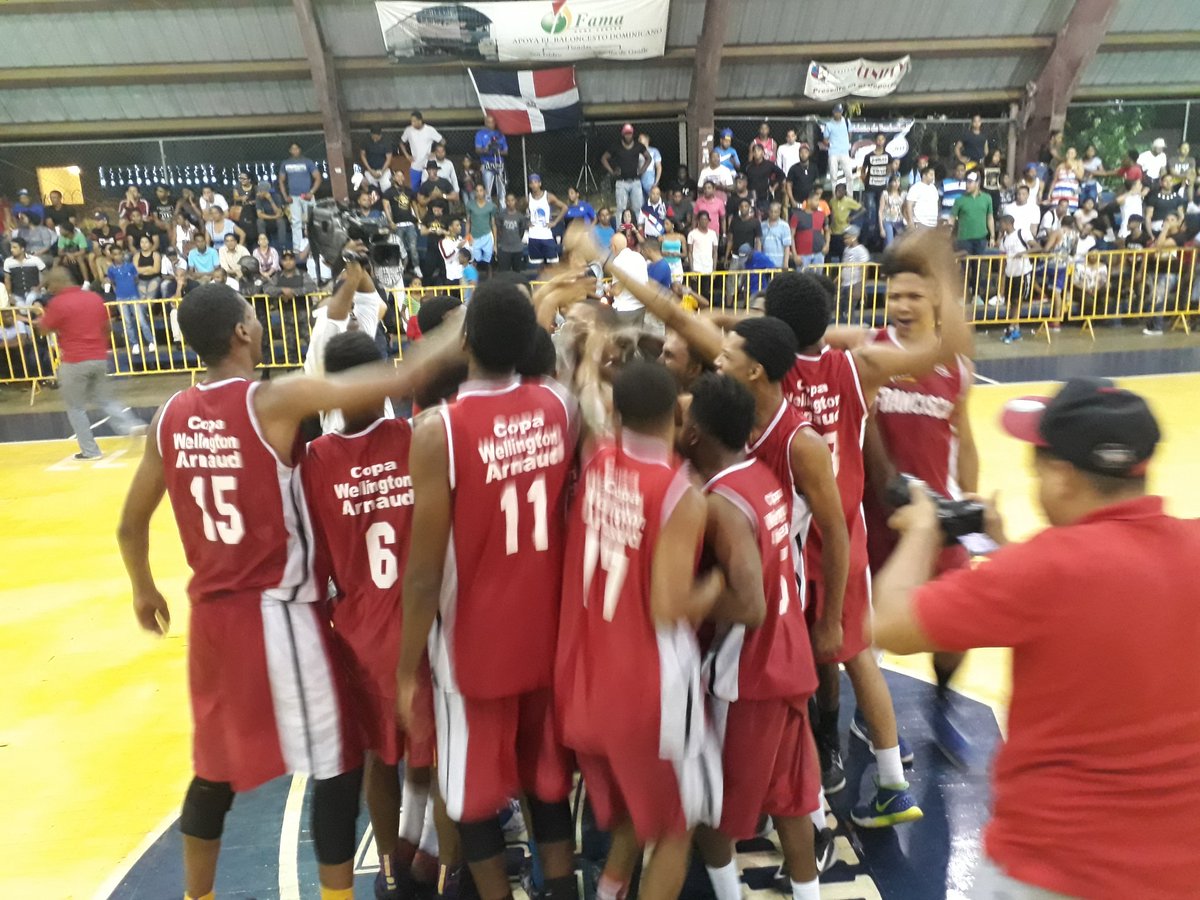 rafaneyte's tweet photo. Villa Francisca se corona campeón por segunda ocasión de la @copawarnaud superando a San Lázaro. "Chicoli" MVP. #LaCopaDelDistrito https://t.co/fcZVTVJp54