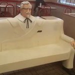 作ったやつでてこい!ケンタッキーのカーネルおじさんベンチが怖すぎる!