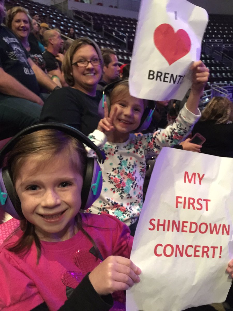 jschock28's tweet photo. Their first Shinedown Concert!! #Shinedown @TheBrentSmith @Shinedown https://t.co/1MEWQM8yNH