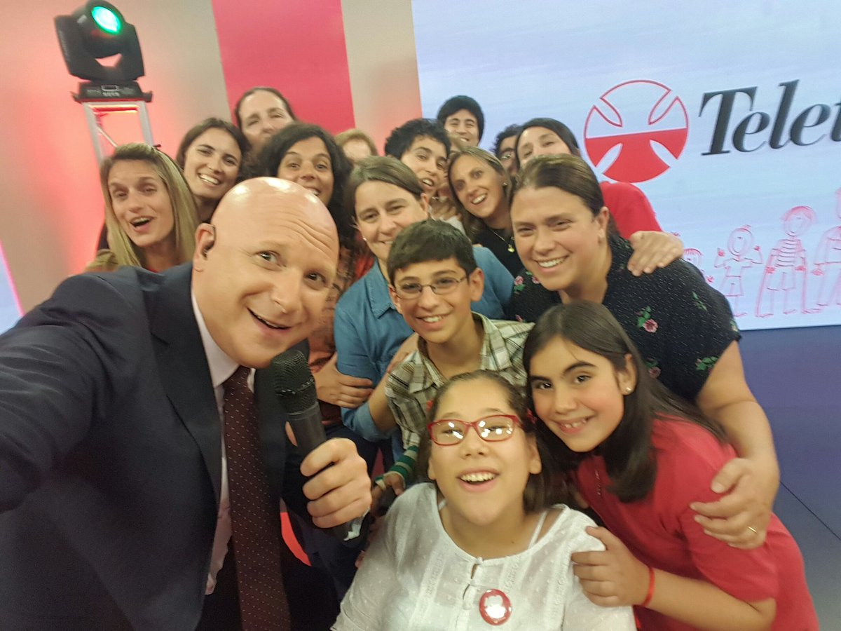OPetinatti's tweet photo. El homenaje de @teletonuruguay a sus médicos, tecnicos y funcionarios del Centro. Su amor y su profesionalismo no tiene fin. #CrecemosTodos https://t.co/Uj2bXhNm5P