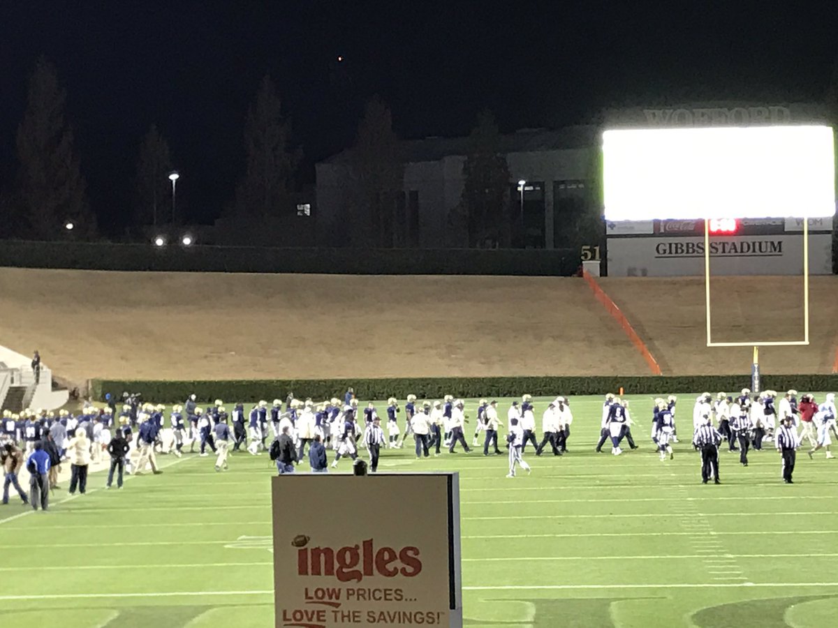 MeredithRose4's tweet photo. Another Friday night and another Viking victory. #beatdorman #soproudoftheseyoungmen #spahighback https://t.co/g991Gi4CRx