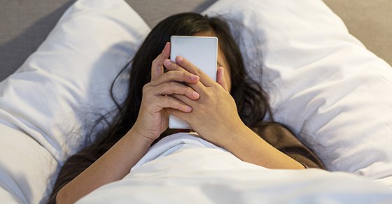 educationweek's tweet photo. Educators are looking for ways to incorporate warnings about the detrimental effects of mobile devices on sleep. https://t.co/YswiKNc77Z https://t.co/EW0YklUXMK