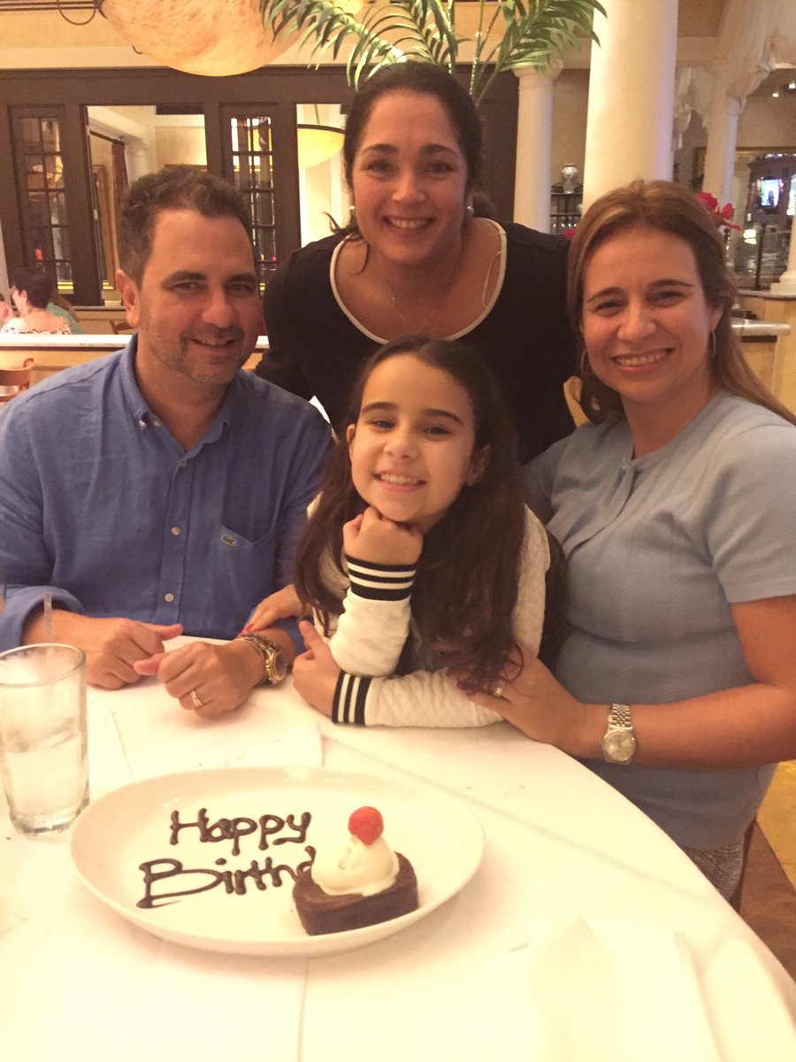 FernandezYaima's tweet photo. @rbigorra con la familia❤️❤️😘😘 https://t.co/wJMBMIPSxa