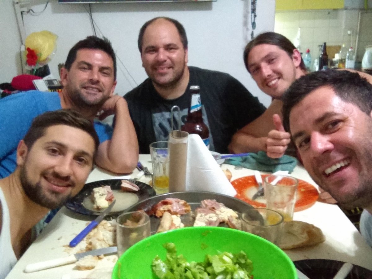 luismaradeo's tweet photo. Asado con amigos @RodrigoPedrilli @gmarlp https://t.co/tUsYKVBLxZ