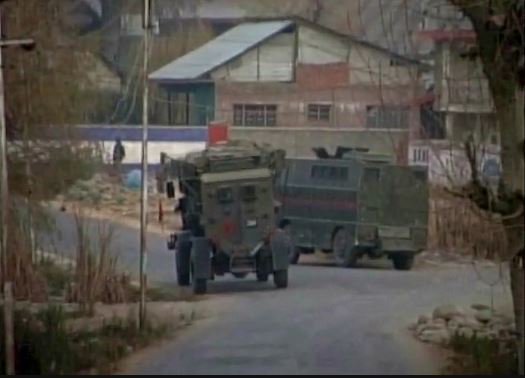 NewsNationTV's tweet photo. #Encounter2016 between security forces and terrorists still underway in #Kulgam district of J&K (visuals deferred by unspecified time) https://t.co/pyUFsyPjtL