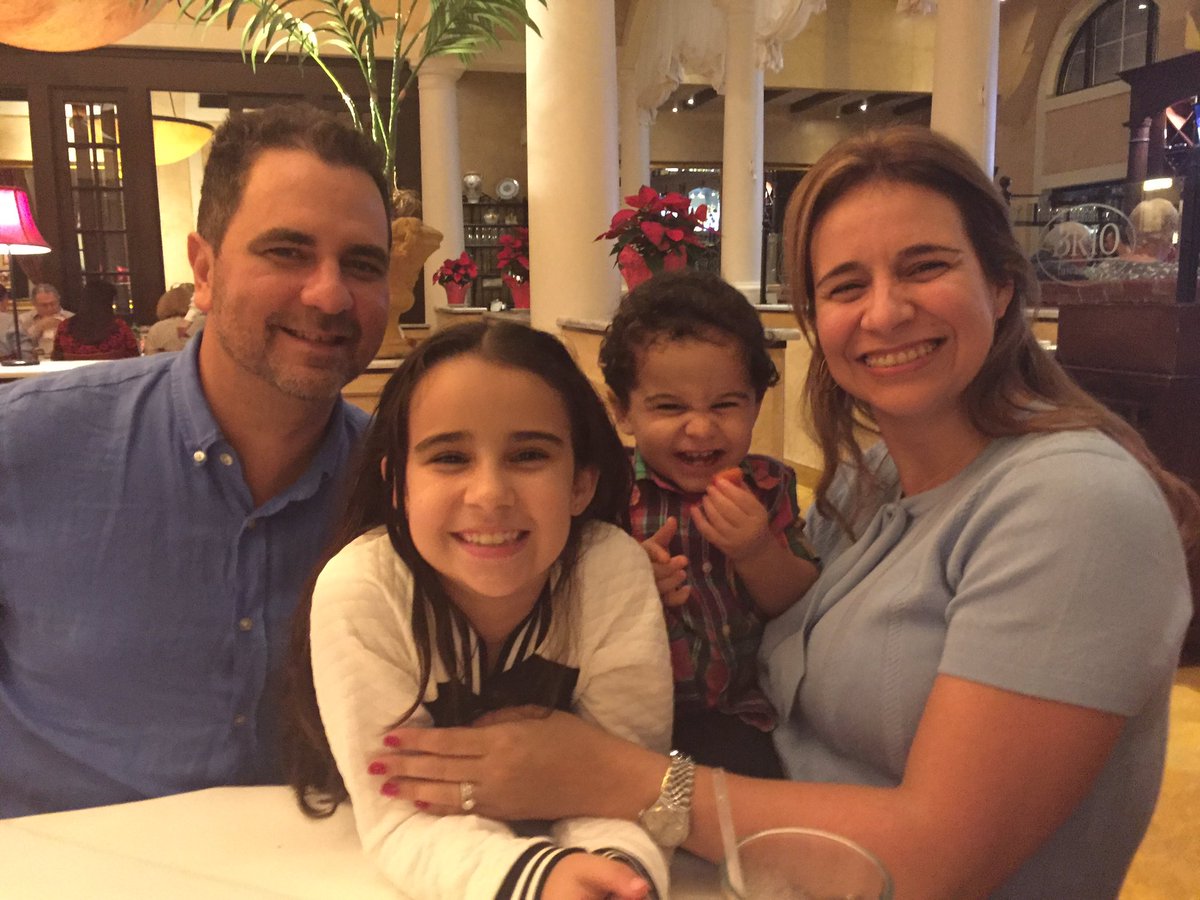 FernandezYaima's tweet photo. @rbigorra mira pasandola super con la familia Bigorra👏🏻 los adoro❤️❤️ https://t.co/EeMaMklC4f
