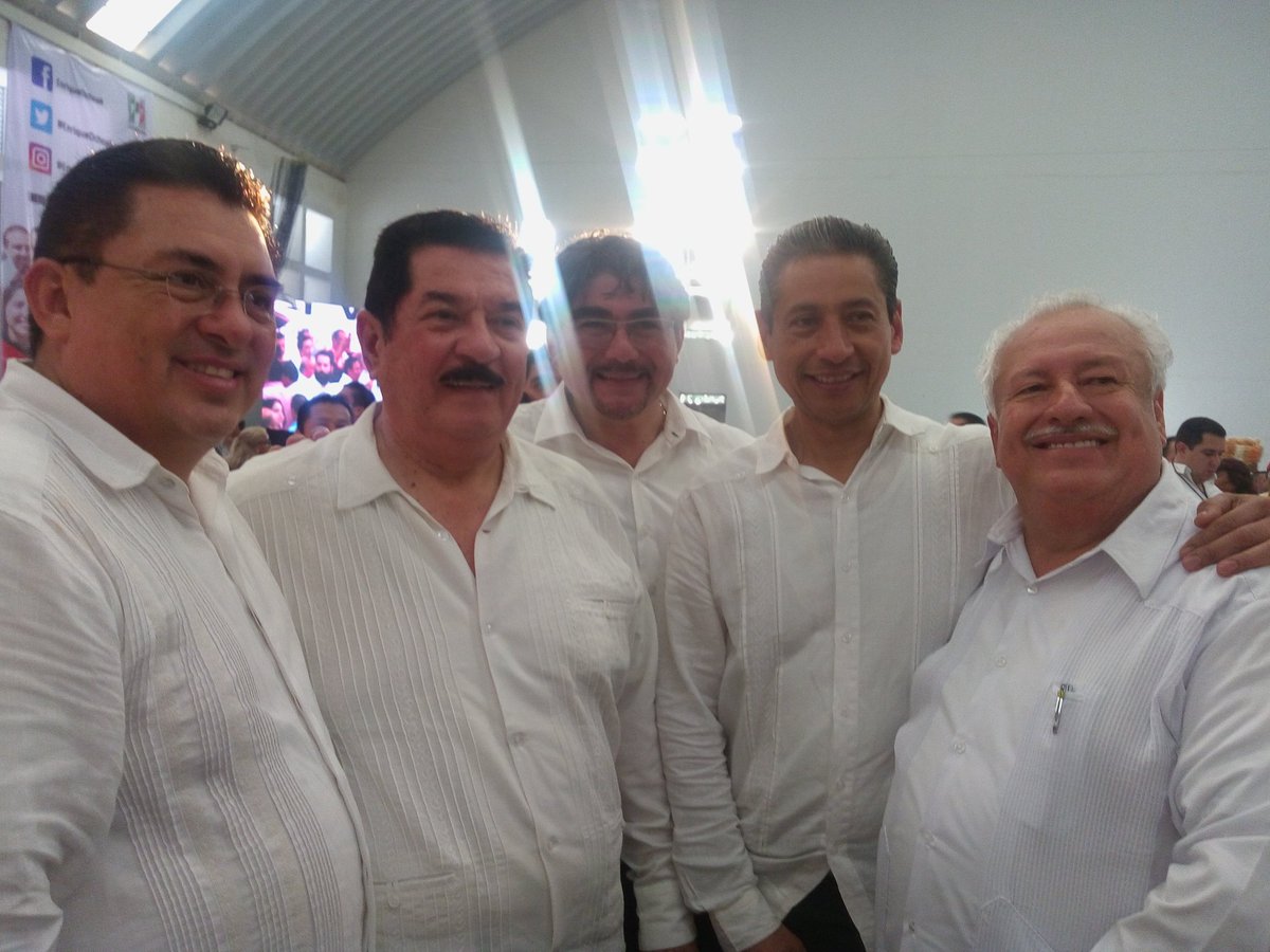 laurys3's tweet photo. #Juntos como el Mejor @Equipo_Politico del #SNTE #Secc32 #SómosPRI con Ntro. Dip. @jncr2004 Srio. Gral. @Lazaro_MedinaB Reg. IV @lorysver 👍 https://t.co/Taxvyzfn8H