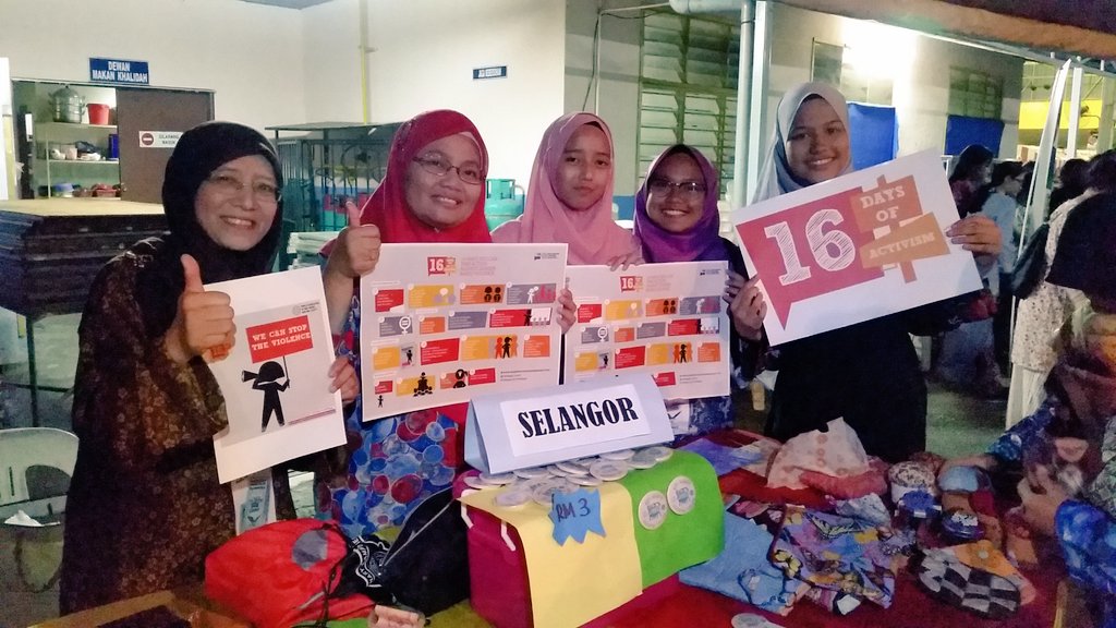 pputerimy's tweet photo. Selangor #GirlGuides at #IGGCC2016 Centenary Camp support #16DaysOfActivism against Gender-based Violence #16days #16ways #StopTheViolence https://t.co/PJqTU16fqI