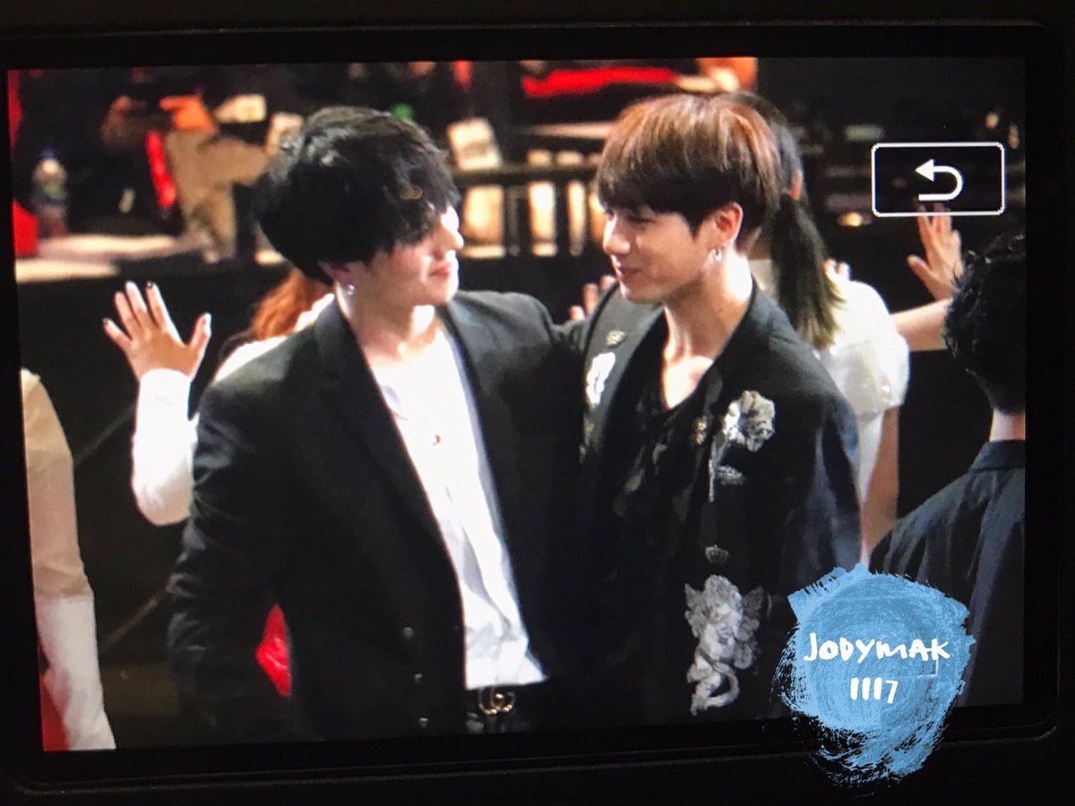 ImEarnEarn's tweet photo. เห็นภาพนี้แล้วนึกถึงตอนกีฬาสีไอดอลเลย >< สองคนนี้เล่นกันตลอดดด มียัยแบมอีกคน แล้วแบมก็ไปโยนขวดกับพี่บีต่อ 😂 https://t.co/2OWcCX7AQL