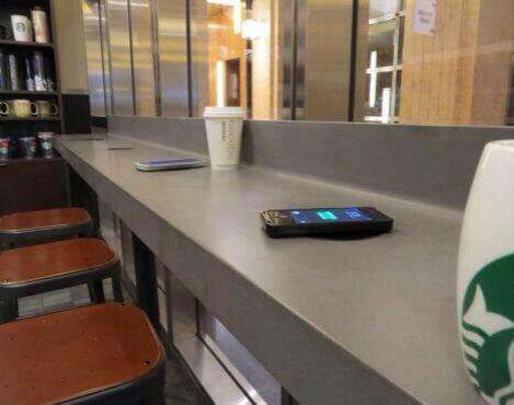 daisuki_starbuc's tweet photo. スマホをテーブルに置くだけ

スタバがワイヤレス充電システムをアメリカで導入 https://t.co/CkwlktFeEv