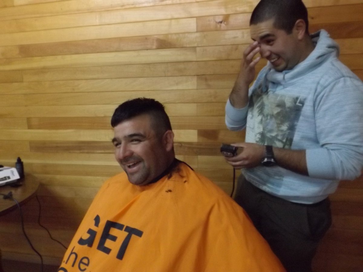 RadioMadipro's tweet photo. Vecinas y Vecinos cooperando en la Peluquetòn Villa O`@OhigginsV  para #Teleton2016 #ElAbrazoDeChile https://t.co/P5e3HJE5xX