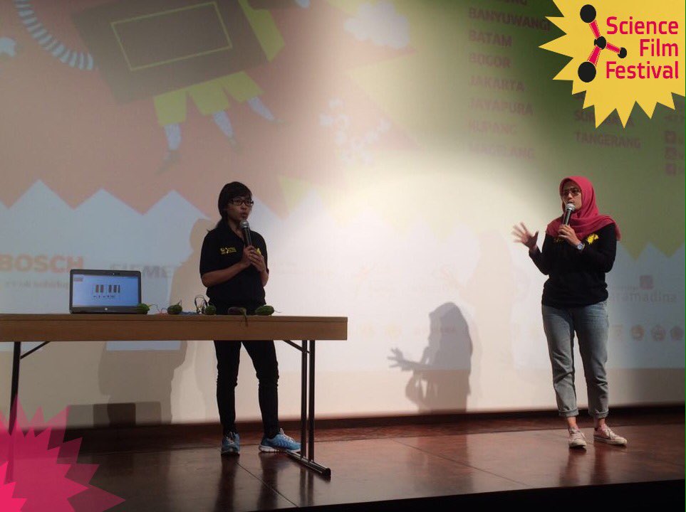 ScienceFilmFest's tweet photo. Tim #SFF2016 sedang menjelaskan ttg eksperimen yang akan dilakukan di Goethe Science Day hari ini.
Kira2 ini eksperimen apa ya? https://t.co/y3A1QTqmyg