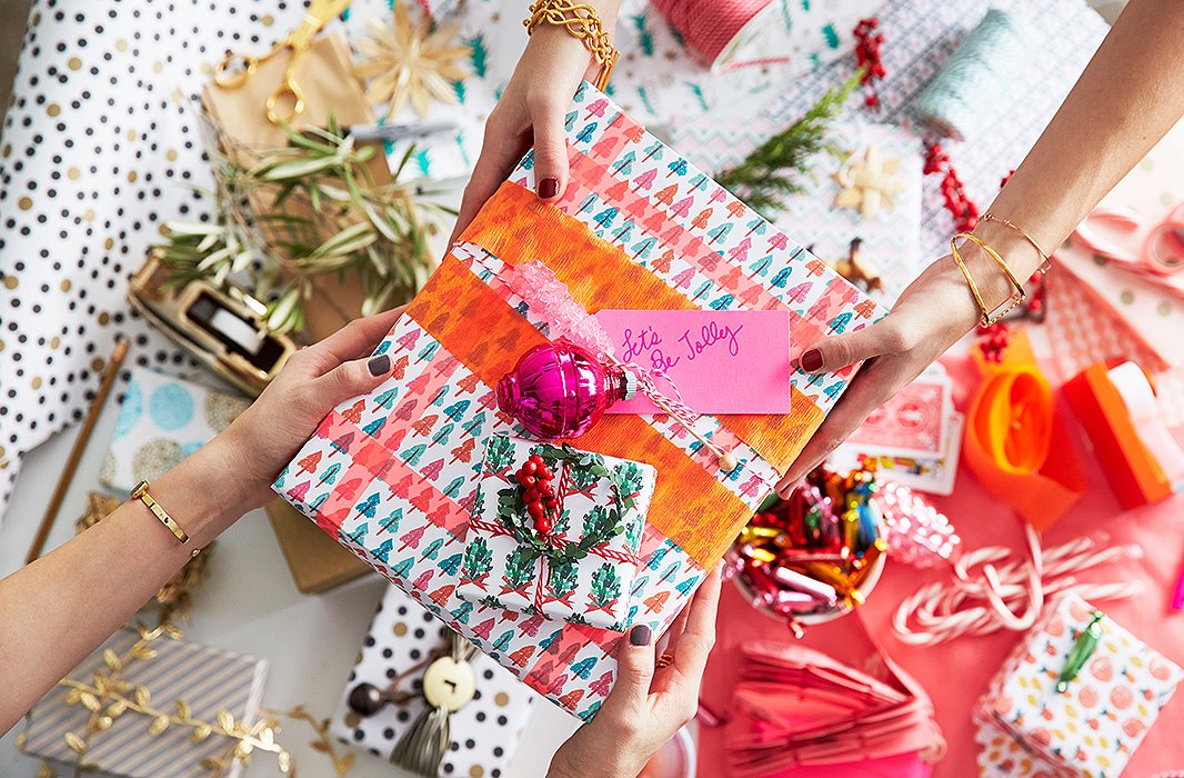onekingslane's tweet image. 6 creative (and easy!) ways to decorate with ornaments → ow.ly/xfj5306faI9 #MyHolidayStyle