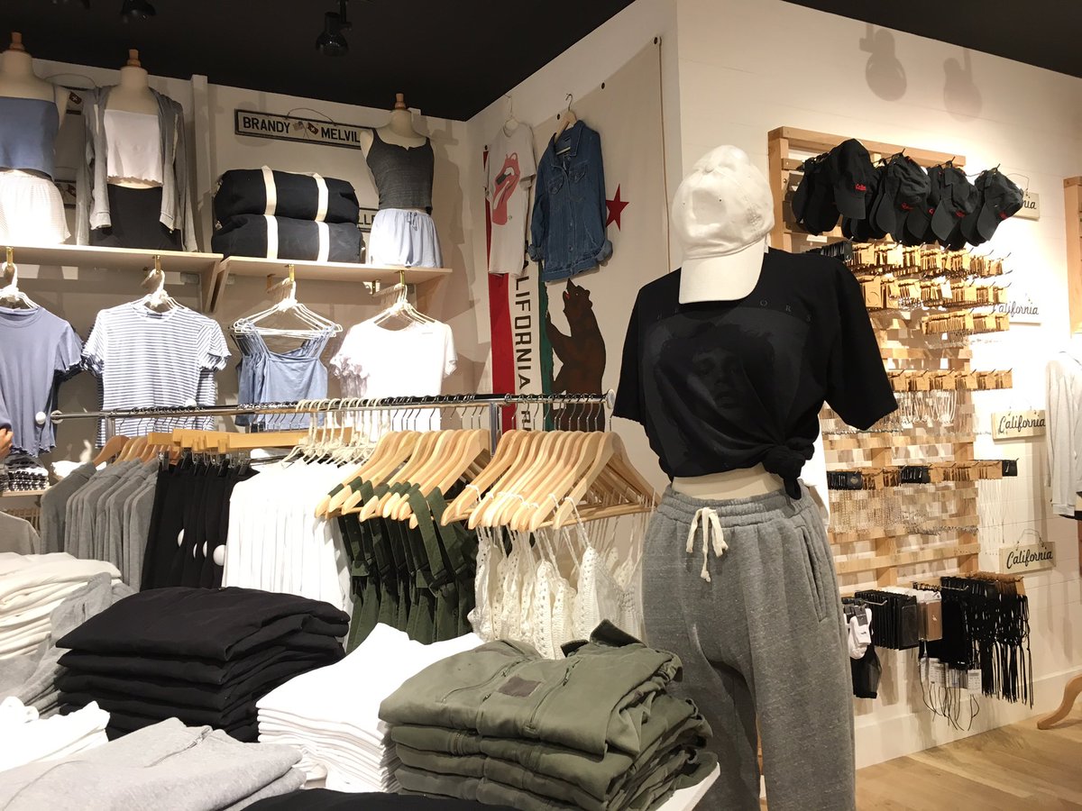 siam_center's tweet photo. เปิดอย่างเป็นทางการแล้วนะจ้ะ สำหรับสาวๆขาช้อป กับแบรนด์ brandy melville ที่แลนดิ้งตรงจาก USA มาเปิดที่แรกที่ ชั้น 1 สยามเซ็นเตอร์ https://t.co/6zOSjIS9Bd
