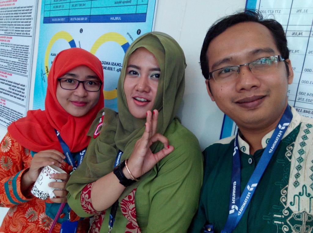 piyapiyoku's tweet photo. Bu Amel dan Bu Santi. Sosok guru luar biasa di tim 15. Dan tetap, dari kami bertiga, aku yg paling ganteng.
#FestivalHAM2016
#FestHAM2016 https://t.co/teke7UIvA9