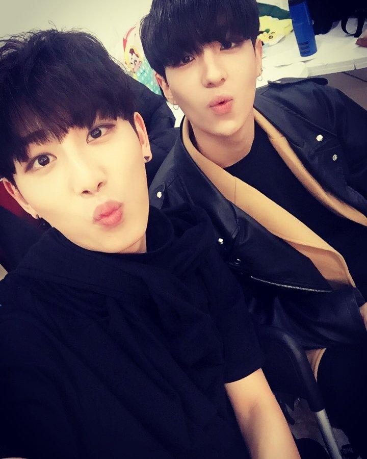 Official_SKYE_'s tweet photo. .
[소년24 LIVE_용권's log]
그린&amp;스카이 비주얼 담당!
일본에 있는 옐로우&amp;화이트,
한국에 있는 스카이&amp;그린도 모두 화이팅!
H:Our 사랑해요💕보고시퍼엉💕
#찬이 #용권 #소년24 #BOYS24 https://t.co/9nMAaAnyE8