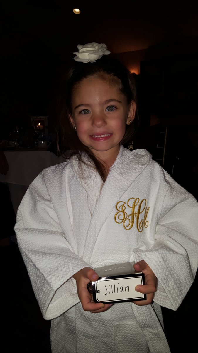 LoveMy3K's tweet photo. I know another non @LukeBryanOnline post there will be several she's all ready for her pampering she may think she's the bride #PintotoPanik https://t.co/oAC7yfvQOW