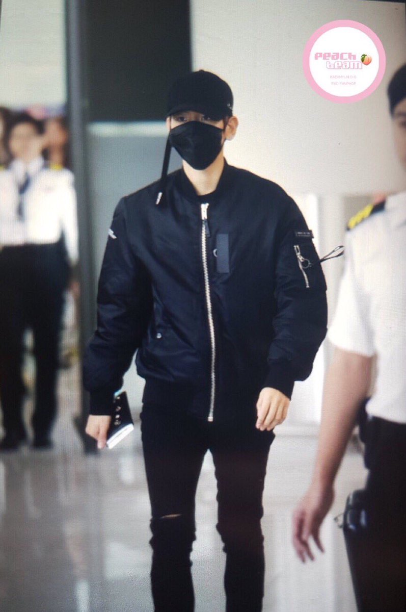 everlasting506's tweet photo. Baekhyun flying back to KR first because of his LOL broadcast later at 9PM KST? Shouldn't Junmyeon fly back too since he's the guest >< https://t.co/60xEqK471v