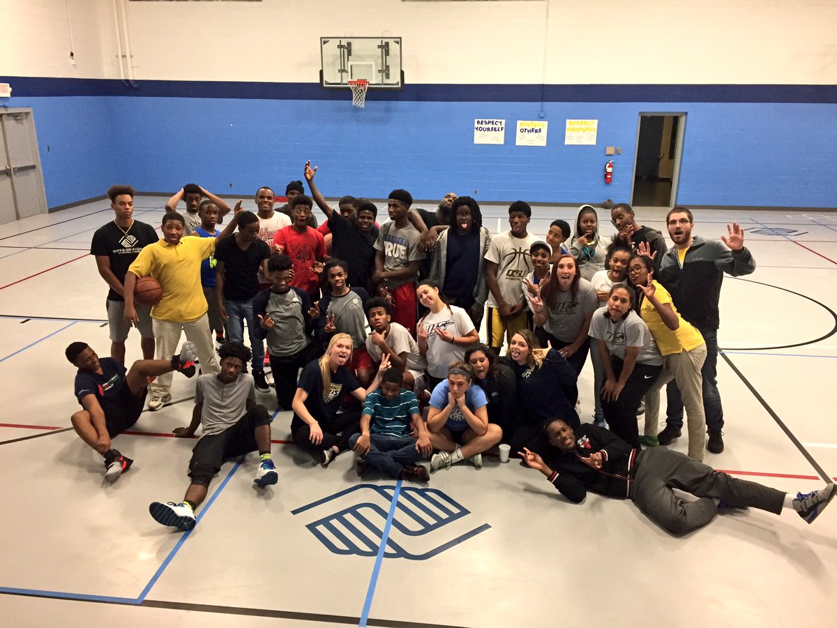 UISWSoccer's tweet photo. Had a great time tonight at the Boys and Girls Club! #WeAreStars #GreatExperience #SpringfieldCommunity #WeWillBeBack #SoccerIsFun https://t.co/nc7qsGjoKI