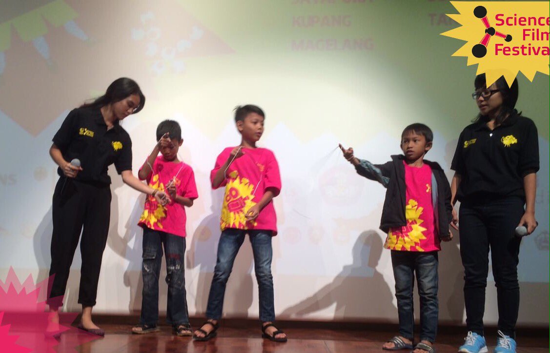 ScienceFilmFest's tweet photo. Eksperimen selanjutnya Koin Anti Gravitasi! Dari ketiga sahabat #SFF2016 yang berani mencoba, ada yang berhasil ga ya? https://t.co/aRqITgjApA