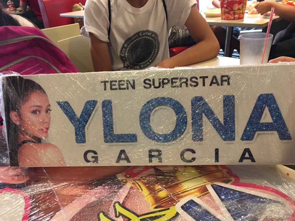 oneforYLONA's tweet photo. New props 💙 salamat po sa sponsors💙 sorry po di naihabol yung LED pero rest assured po magagamit natin yun sa Ibang okasyon 💙💙💙 https://t.co/bdwWwf9KzF
