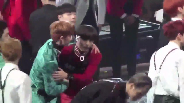 rookijeu's tweet photo. Svt and nct moment 😭 the8 and winwin hugged omg china line ;;;;; https://t.co/NqDkYvOhGE