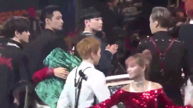 rookijeu's tweet photo. Svt and nct moment 😭 the8 and winwin hugged omg china line ;;;;; https://t.co/NqDkYvOhGE